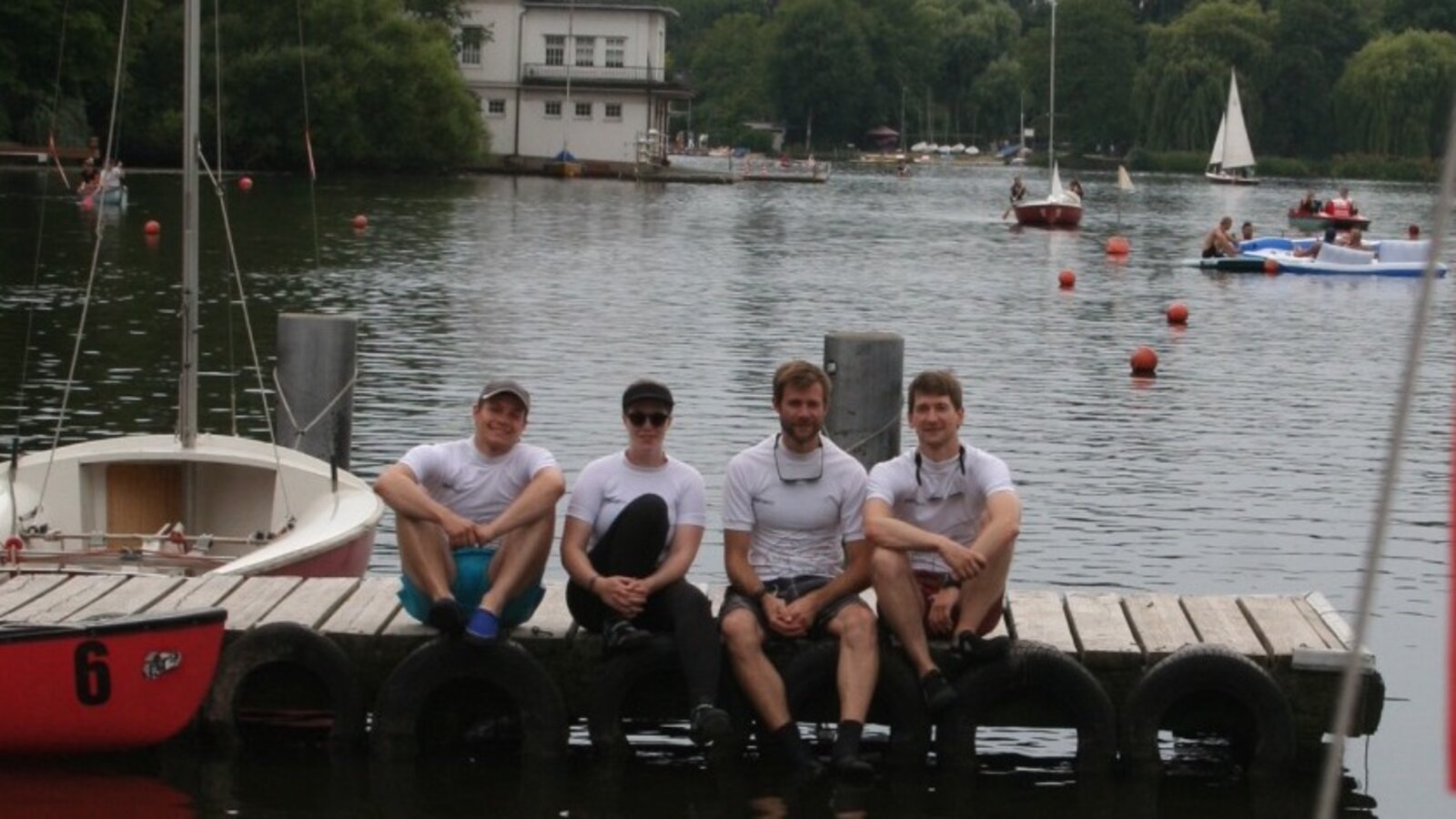 Die Segler der FAU entspannt auf dem Segelsteg: Willi Huber, Kathinka Brehm, Friedemann Laue, Jakob Schindler (v. links).